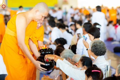 ภาพ No.177605:พิธีตักบาตรและพิธีบูชาข้าวพระ ในวันอาทิตย์ต้นเดือนที่ 1 ธันวาคม พ.ศ. 2567 ณ สภาธรรมกายสากล วัดพระธรรมกาย