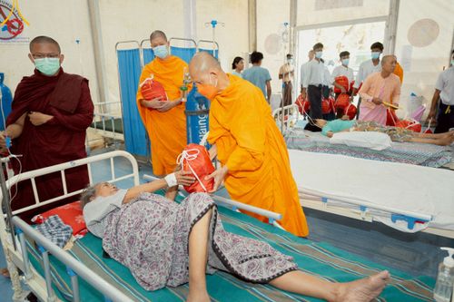 ภาพ No.220334:วันที่ 17 เมษายน พ.ศ. 2568 ผู้แทนวัดพระธรรมกาย ลงพื้นที่เยียวยา ซับน้ำตาเหยื่อแผ่นดินไหวมัณฑะเลย์