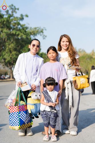 ภาพ No.193894:วัดพระธรรมกาย จัดงานวันเด็กแห่งชาติ ประจำปี พ.ศ.2568 ออกร้านอาหาร 200 ร้าน มอบของขวัญหลายหมื่นชิ้น วันที่ 12 มกราคม พ.ศ. 2568 วัดพระธรรมกาย อ.คลองหลวง จ.ปทุมธานี