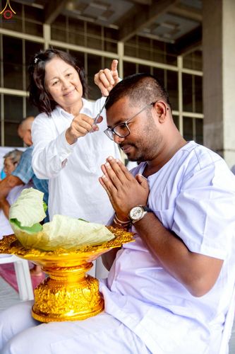 ภาพ No.230807:วันที่ 28 มิถุนายน พ.ศ. 2568 พิธีตัดปอยผมและปลงผม โครงการบวชพระนานาชาติ AEC & WAB รุ่นที่ 9 ณ วิหารคด 2 วัดพระธรรมกาย