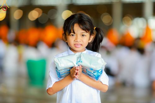 ภาพ No.139094:พิธีตักบาตร , พิธีบูชาข้าวพระ ณ ห้องแก้วสารพัด 1 สภาธรรมกายสากล วัดพระธรรมกาย วันอาทิตย์ต้นเดือนที่ 2 มิถุนายน พ.ศ. 2567