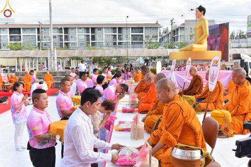 ภาพ No.150830:พิธีเจริญพระพุทธมนต์ และทำบุญตักบาตรแด่คณะสงฆ์ จำนวน 121 รูป เนื่องในโอกาสฉลองครบรอบ 120 ปี อำเภอคลองหลวง จังหวัดปทุมธานี เพื่อถวายเป็นพุทธบูชา ช่วยเหลือผู้ประสบความเดือดร้อนจากอุทกภัย และคณะสงฆ์ 323 วัด 4 จังหวัดชายแดนภาคใต้ วันเสาร์ที่ 31 สิงหาคม พ.ศ. 