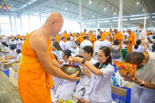 ภาพ No.205884:พิธีตักบาตร และ พิธีบูชาข้าวพระ ในวันอาทิตย์ต้นเดือน 2 กุมภาพันธ์ พ.ศ. 2568 ณ สภาธรรมกายสากล วัดพระธรรมกาย