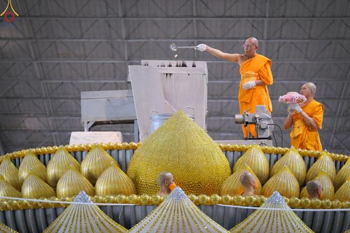 ภาพ No.77038:พิธีหล่อพระบรมพุทธเจ้า ในวันมาฆบูชา อาทิตย์ต้นเดือนที่ 6 มีนาคม พ.ศ. 2566 ณ วัดพระธรรมกาย จ.ปทุมธานี