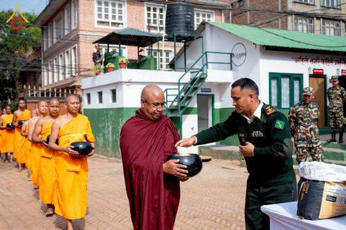 ภาพ No.213139:วันที่ 17 - 18 มีนาคม พ.ศ. 2568 คณะสงฆ์และสามเณรเดินบิณฑบาต รอบเมืองในพื้นที่ วัดสยมภูวนาถและราชวังปาตัน ณ เมืองกาฐมาณฑุ ประเทศเนปาล
