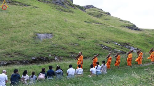 ภาพ No.148826:คณะสงฆ์และสามเณร วัดพระธรรมกายแมนเชสเตอร์  สหราชอาณาจักร จัดเดินธรรมยาตราที่ Peak District National Park , New Mills central , Upper Derwent Visitor Centre, Hope Valley วันอังคารที่ 6 สิงหาคม พ.ศ. 2567