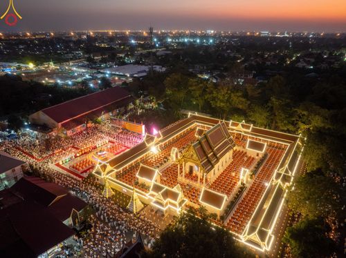 ภาพ No.197176:พิธีจุดประทีปถวายเป็นพุทธบูชา และบูชาธรรมมหาปูชนียาจารย์ ณ วัดโบสถ์(บน) ตำบลบางคูเวียง อำเภอบางกรวย จังหวัดนนทบุรี ในโครงการธรรมยาตรา กตัญญูบูชา มหาปูชนียาจารย์ พระมงคลเทพมุนี(สด จนฺทสโร) พระผู้ปราบมาร อนุสรณ์สถาน 7 แห่ง ปีที่ 13 วันที่ 18 มกราคม พ.ศ. 25