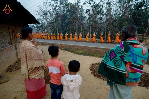 ภาพ No.76413:คณะสงฆ์และสามเณรบิณฑบาต ประเทศบังกลาเทศ วันที่ 11 กุมภาพันธ์ พ.ศ. 2566
