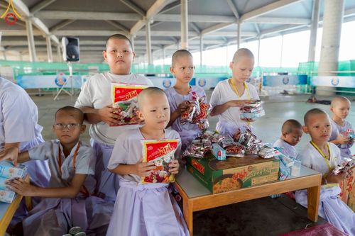 ภาพ No.214621:วันศุกร์ที่ 4 เมษายน พ.ศ.2568 นาคธรรมทายาทตักบาตรพระพี่เลี้ยง ในโครงการบรรพชาสามเณร ฟื้นฟูพระพุทธศาสนาทั่วไทย ณ วิหารคด 22 วัดพระธรรมกาย