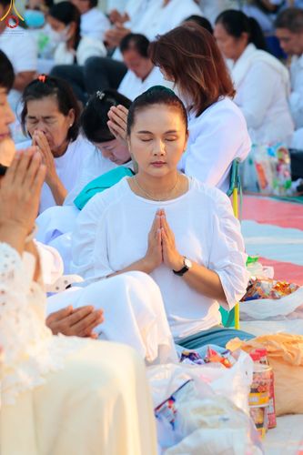 ภาพ No.110273:พิธีตักบาตรพระธรรมยาตราฯ ในโครงการธรรมยาตรากตัญญูบูชา มหาปูชนียาจารย์ พระมงคลเทพมุนี(สด จนฺทสโร) พระผู้ปราบมาร ปีที่ 12 ณ อนุสรณ์สถานลำดับที่ 2 สถานที่ตั้งมโนปณิธานบวชตลอดชีวิต อนุสรณ์สถานบางนางแท่น จ.นครปฐม วันที่ 11 มกราคม พ.ศ. 2567