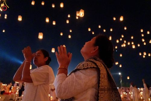 ภาพ No.175976:พิธีจุดประทีปโคมลาน, โคมลอยและลอยกระทง ถวายประทีปเป็นพุทธบูชา สร้างความสว่างไสวให้กับแผ่นดินด้วยแสงธรรม วันที่ 15 พฤศจิกายน พ.ศ. 2567 ณ พุทธอุทยานนานาชาติ อ.โพนพิสัย จ.หนองคาย