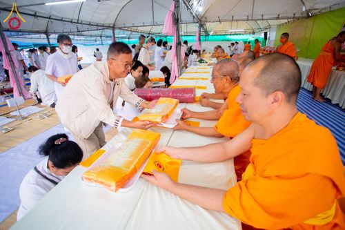 ภาพ No.201833:พิธีถวายภัตตาหารเป็นสังฆทาน แด่พระธรรมยาตรา ณ อนุสรณ์สถานบางปลา วัดบางปลา อำเภอบางเลน จังหวัดนครปฐม ในโครงการธรรมยาตรา กตัญญูบูชา มหาปูชนียาจารย์ พระมงคลเทพมุนี(สด จนฺทสโร) พระผู้ปราบมาร อนุสรณ์สถาน 7 แห่ง ปีที่ 13 วันที่ 26 มกราคม พ.ศ. 2568