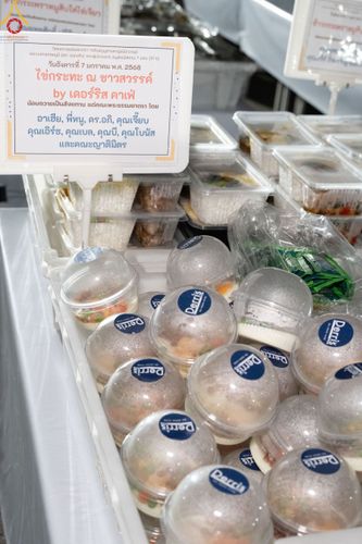 ภาพ No.190494:สาธุชนถวายภัตตาหารเป็นสังฆทาน แด่พระธรรมยาตรา ณ อนุสรณ์สถานมหาวิหารพระมงคลเทพมุนี (โลตัสแลนด์) อ.สองพี่น้อง จ.สุพรรณบุรี ในโครงการธรรมยาตรา กตัญญูบูชา มหาปูชนียาจารย์ พระมงคลเทพมุนี(สด จนฺทสโร) พระผู้ปราบมาร แห่ง ปีที่ 13 วันที่ 7 มกราคม พ.ศ.2568