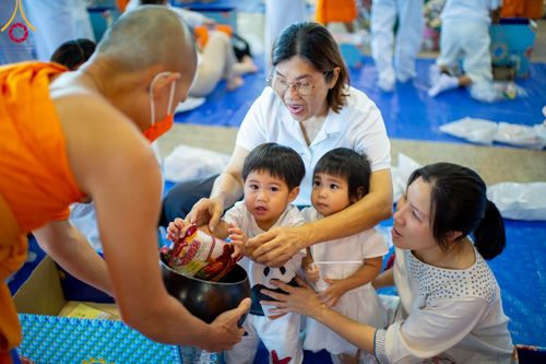 ภาพ No.92141:พิธีตักบาตร ในวันทอดกฐินสามัคคี ประจำปีพุทธศักราช 2566 วันอาทิตย์ต้นเดือนที่ 5 พฤศจิกายน พ.ศ. 2566 ณ สภาธรรมกายสากล วัดพระธรรมกาย จ.ปทุมธานี
