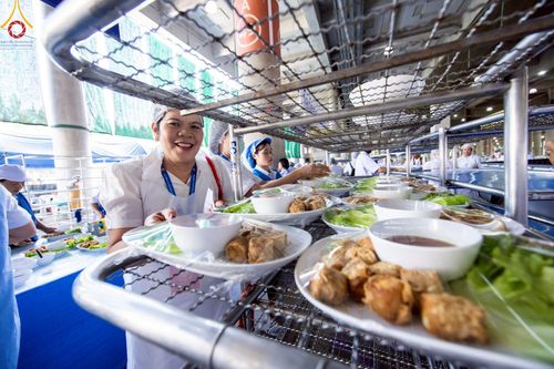 ภาพ No.219433:วันอังคารที่ 22 เมษายน พ.ศ. 2568 พิธีมอบปัจจัยช่วยเหลือครู 4 จังหวัดชายแดนภาคใต้ , พิธีกล่าวคำถวายอุปกรณ์ เพื่อเตรียมการต้อนรับคณะสงฆ์ฯ , พิธีกล่าวคำถวายภัตตาหารเป็นสังฆทาน , คณะสงฆ์ฉันภัตตาหารเพล  เนื่องในวันคุ้มครองโลก พิธีถวายมหาสังฆทานแด่คณะสงฆ์