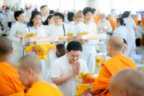 ภาพ No.147778:พิธีถวายภัตตาหารเมนูสวรรค์ ในพรรษาแห่งการเข้าถึงธรรม วันเสาร์ที่ 10 สิงหาคม พ.ศ. 2567 ณ หอฉันคุณยายอาจารย์ฯ วัดพระธรรมกาย