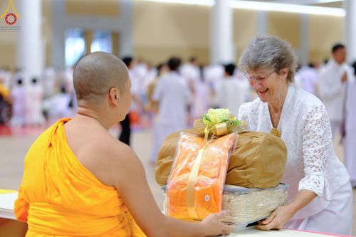 ภาพ No.180842:พิธีถวายภัตตาหารเมนูสวรรค์ และพิธีถวายอุปกรณ์กันหนาว แด่คณะพระภิกษุสามเณรวัดพระธรรมกาย วันอาทิตย์ที่ 8 ธันวาคม พ.ศ.2567 ณ สภาธรรมกายสากล วัดพระธรรมกาย