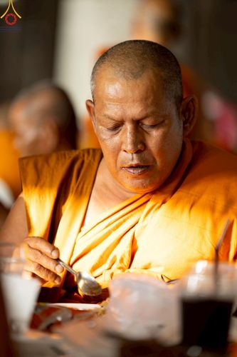 ภาพ No.219304:บรรยากาศการเดินทางเข้าวัดพระธรรมกาย , การต้อนรับปฏิสันถาร , การฉันภัตตาหารเช้า , การลงทะเบียนพระสังฆาธิการ  เนื่องในวันคุ้มครองโลก พิธีถวายมหาสังฆทานคณะสงฆ์ 40,000 กว่าวัดทั่วประเทศ ณ วัดพระธรรมกาย