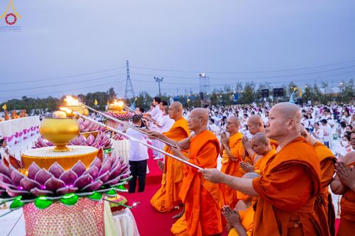 ภาพ No.118213:พิธีจุดประทีปถวายเป็นพุทธบูชา และบูชาธรรมมหาปูชนียาจารย์ พระมงคลเทพมุนี(สด จนฺทสโร) วันที่ 24 มกราคม พ.ศ. 2567 ณ อนุสรณ์สถานบางปลา อ.บางเลน จ.นครปฐม
