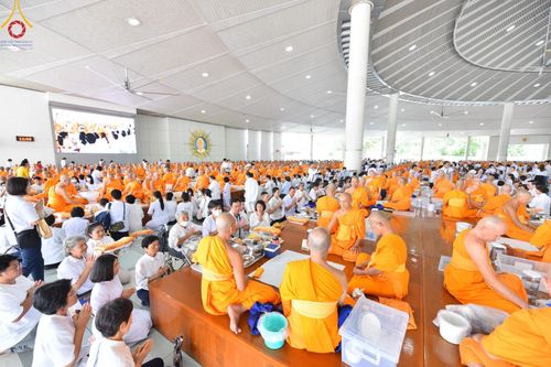 ภาพ No.162161:พิธีถวายภัตตาหารเมนูสวรรค์ เนื่องในวันออกพรรษา (ขึ้น 15 ค่ำ เดือน 11) วันพฤหัสบดีที่ 17 ตุลาคม พ.ศ. 2567 ณ หอฉันคุณยายอาจารย์ฯ วัดพระธรรมกาย