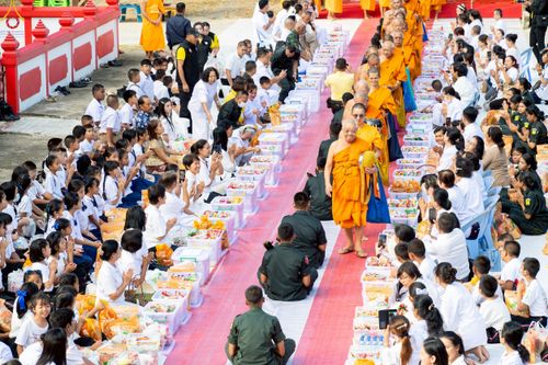 ภาพ No.234410:วันพฤหัสบดีที่ 24 กรกฎาคม พ.ศ. 2568 พิธีถวายสังฆทานแก่คณะสงฆ์ 323 วัด , พิธีมอบกองทุนหนุนแรงใจช่วยครูใต้ , พิธีทำบุญส่วนกุศลแด่ผู้วายชนม์ ในเหตุการณ์ความไม่สงบ 4 จังหวัด ชายแดนภาคใต้ (ปัตตานี , ยะลา , นราธิวาส , สงขลา) ปีที่ 21 ครั้งที่ 179 ณ วัดเวฬุวัน 