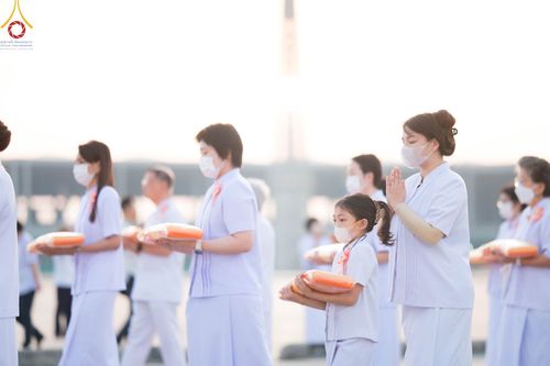 ภาพ No.101451:พิธีเวียนประทักษิณ, พิธีวันทาเจดีย์, พิธีขอขมาและมอบผ้าไตร ในโครงการอุปสมบทหมู่ รุ่นบูชาธรรมมหาปูชนียาจารย์ ณ วัดพระธรรมกาย ในวันที่ 9 ธันวาคม พ.ศ. 2566