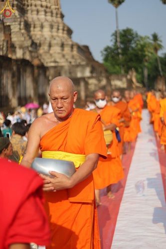 ภาพ No.58721:พิธีตักบาตรพระ ๑,๐๐๐ รูป สมโภชครบรอบ ๘๐๐ ปี พระบรมธาตุเมืองเชลียง ณ วัดพระศรีรัตนมหาธาตุ ราชวรวิหาร  (วัดพระปรางค์) ต.ศรีสัชนาลัย  อ.ศรีสัชนาลัย จ.สุโขทัย วันพฤหัสบดีที่ ๒๕ เมษายน พ.ศ. ๒๕๖๗