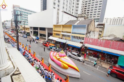 ภาพ No.128514:พิธีอัญเชิญพระบรมสารีริกธาตุ " ใจกลางเมืองนครหาดใหญ่ " เพื่อประดิษฐาน ณ มหารัตนเจดีย์สิริปทุมสวรรค์ (เจดีย์อริยพุทธะ 5 พระองค์) ศูนย์ปฏิบัติธรรมภาคใต้ อ.บางกล่ำ จ.สงขลา  วันที่ 9 มีนาคม พ.ศ. 2567 (ชุดที่ 2)