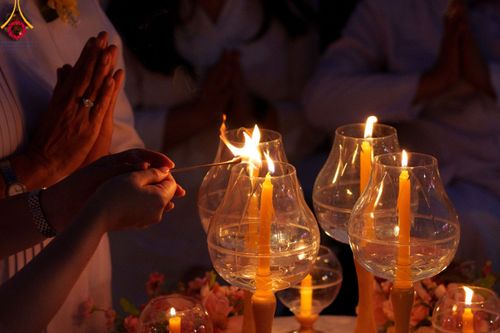 ภาพ No.112200:พิธีจุดประทีปถวายเป็นพุทธบูชา และบูชาธรรมมหาปูชนียาจารย์ พระมงคลเทพมุนี(สด จนฺทสโร) ในโครงการธรรมยาตรา กตัญญูบูชา มหาปูชนียาจารย์ พระมงคลเทพมุนี(สด จนฺทสโร) พระผู้ปราบมาร อนุสรณ์สถาน 7 แห่ง ปีที่ 12 วันที่ 14 มกราคม พ.ศ. 2567 ณ วัดสองพี่น้อง อ.สองพี่น้อง