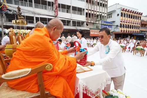 ภาพ No.146271:ตักบาตรพระ 1,384 รูป ทำบุญเมืองฝางครบรอบ 1,383 ปี ถวายเป็นพระราชกุศลแด่พระบาทสมเด็จพระเจ้าอยู่หัว เนื่องในโอกาสพระราชพิธีมหามงคล เฉลิมพระชนมพรรษา 6 รอบ 72 พรรษา วันเสาร์ที่ 27 กรกฎาคม พ.ศ.2567  ณ ถนนหน้าที่ว่าการอำเภอฝาง จ.เชียงใหม่