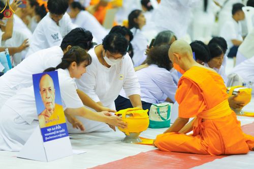 ภาพ No.101691:พิธีขอบรรพชา, พิธีขอสรณคมน์และศีล, พิธีถวายบาตร ในโครงการอุปสมบทหมู่ รุ่นบูชาธรรมมหาปูชนียาจารย์ ณ วัดพระธรรมกาย วันที่ 9 ธันวาคม พ.ศ. 2566