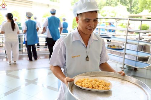 ภาพ No.231928:วันที่ 5 กรกฎาคม พ.ศ. 2568 พิธีถวายภัตตาหารเมนูสวรรค์ เพื่อการบรรลุธรรม ณ หอฉันคุณยายอาจารย์ฯ วัดพระธรรมกาย