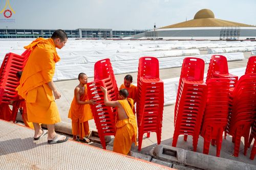 ภาพ No.220804:วันที่ 24-25 เมษายน พ.ศ. 2568 การเก็บงาน ผ้ารับประเคน ผ้าระบาย โต๊ะ เก้าอี้  ภายหลังงานวันคุ้มครองโลก ณ วัดพระธรรมกาย