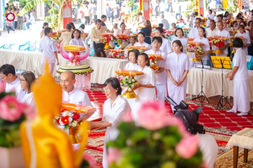 ภาพ No.170763:พิธีทอดกฐิน ณ วัดมงคลพุการาม ปทุมธานี ในโครงการกฐินสามัคคีทั่วไทย 30,000 วัด บูชาธรรม 80 ปี หลวงพ่อธัมมชโย โดยคณะศิษยานุศิษย์วัดพระธรรมกาย วันที่ 27 ตุลาคม พ.ศ. 2567