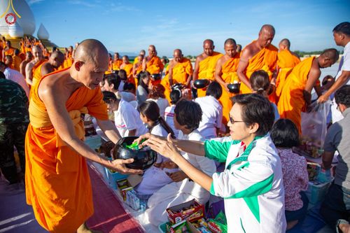 ภาพ No.211945:วันจันทร์ที่ 17 มีนาคม พ.ศ. 2568 พิธีตักบาตรพระกว่า 300 รูป ฉลองพิธีประดิษฐานพระบรมสารีริกธาตุ ณ ปทุมเจดีย์ เจดีย์พระพุทธเจ้า 5 พระองค์ ศูนย์อบรมเยาวชนปัตตานี บ้านโคกดีปลี ตำบลตุยง อำเภอหนองจิก จังหวัดปัตตานี