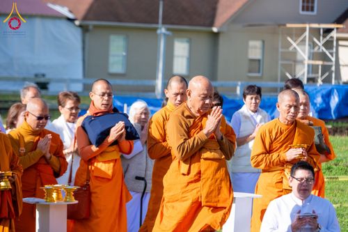 ภาพ No.135499:พิธีเจริญพระพุทธมนต์สมโภช แก้วบรมจักรพรรดิรัตนอนันต์ สถาปนาอาคารปฏิบัติธรรม แก้วธรรมชัยรัตนอนันต์ บูชาธรรมเนื่องในโอกาสอายุวัฒนมงคล 80 ปี หลวงพ่อธัมมชโย (22 เมษายน พ.ศ. 2567) วันพุธที่ 3 เมษายน พ.ศ. 2567 ณ วัดพระธรรมกายเทนเนสซี ประเทศสหรัฐอเมริกา