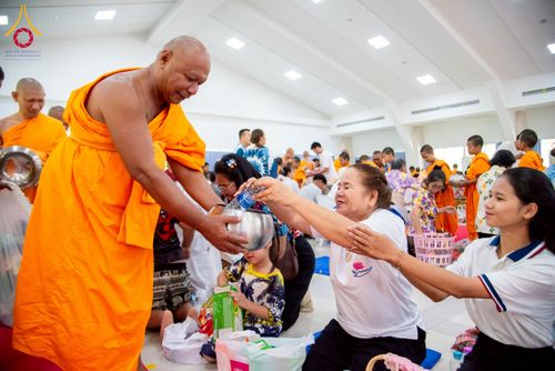 ภาพ No.218080:วันอาทิตย์ที่ 13 เมษายน พ.ศ. 2568 พิธีตักบาตรฉลองสามเณรใหม่ 75 รูป เนื่องในวันสงกรานต์ (โครงการบรรพชาสามเณรฟื้นฟูพระพุทธศาสนาทั่วไทย ประจำปีพุทธศักราช 2568) ณ ศูนย์ปฏิบัติธรรมระยอง(บ้านช่องลม) ตำบลบางบุตร อำเภอบ้านค่าย จังหวัดระยอง