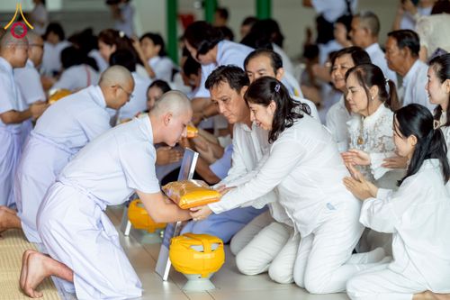 ภาพ No.244716:วันเสาร์ที่ 6 กันยายน พ.ศ. 2568 พิธีขอขมา-รับผ้าไตรของนาคธรรมทายาท โครงการอุปสมบทหมู่บูชาธรรมครบรอบ 108 ปี  วันครูผู้ค้นพบวิชชาธรรมกาย ณ โบสถ์พระไตรปิฎก วัดพระธรรมกาย