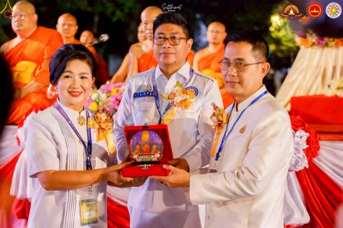 ภาพ No.224507:วันจันทร์ที่ 12 พฤษภาคม พ.ศ. 2568  ชาวพุทธในอินโดนีเซีย ร่วมฉลองวิสาขบูชาจุดประทีปกว่า 200,000 ดวง ณ พระมหาเจดีย์บรมพุทโธ  เจริญพุทธมนต์ถวาย “พระวชิรเกล้าเจ้าอยู่หัว”