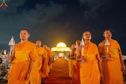 ภาพ No.160612:พิธีจุดประทีป 20,000 ดวง บูชาพระมหาธรรมกายเจดีย์ และบูชาพระมงคลเทพมุนี (สด จนฺทสโร) พระผู้ปราบมาร ณ ลานธรรม พระมหาธรรมกายเจดีย์ วัดพระธรรมกาย จ.ปทุมธานี วันที่ 10 ตุลาคม พ.ศ. 2567