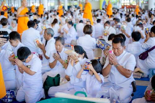 ภาพ No.151028:พิธีตักบาตร ในวันอาทิตย์ต้นเดือน วันที่ 1 กันยายน พ.ศ. 2567 ณ สภาธรรมกายสากล วัดพระธรรมกาย