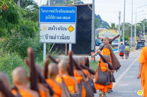 ภาพ No.222177:วันที่ 26-27 เมษายน พ.ศ. 2568 ศูนย์ปฏิบัติธรรมสวนผึ้ง ร่วมกับ ธุดงค์คสถานประจวบคีรีขันธ์ และวัดอ่าวน้อย  จัดกิจกรรมเดินธรรมยาตรา ตักบาตรข้าวสารอาหารแห้ง และจุดประทีปถวายเป็นพุทธบูชา ณ วัดอ่าวน้อย จ.ประจวบคีรีขันธ์