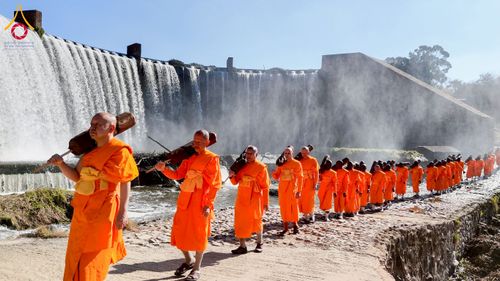 ภาพ No.232869:วันที่ 1 กรกฏาคม พ.ศ. 2568 Dhammayatra in South Africa 2025 ธรรมยาตราแอฟริกาใต้ — เส้นทางแห่งสติ สมาธิ และปัญญา ธรรมทายาทที่ได้อบรมโครงการบรรพชาอุปสมบทหมู่ครั้งที่ 2 ณ วัดพระธรรมกายโจฮันเนสเบิร์ก ประเทศแอฟริกาใต้