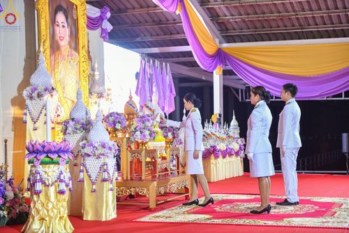 ภาพ No.138991:กิจกรรมเฉลิมพระเกียรติ สมเด็จพระนางเจ้าฯ พระบรมราชินี เนื่องในโอกาสวันเฉลิมพระชนมพรรษา พิธีเจริญพระพุทธมนต์ , ทำบุญตักบาตรพระสงฆ์ ถวายพระราชกุศล , พิธีถวายเครื่องราชสักการะ , และพิธีจุดเทียนถวายพระพรชัยมงคล วันที่ 3 มิถุนายน พ.ศ. 2567 ณ อาคารโถงช้าง วัดพ