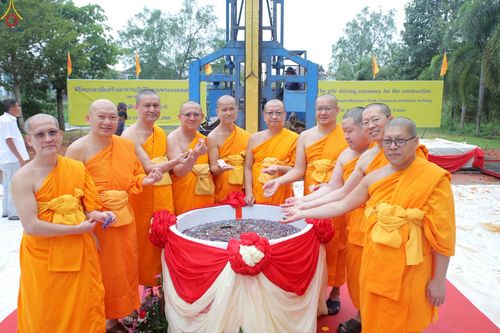ภาพ No.234095:วันอาทิตย์ที่ 20 กรกฎาคม พ.ศ.2568 พิธีทอดผ้าป่า และพิธีตอกเสาเข็มต้นแรก สร้างอาคารปฏิบัติธรรมพระมงคลเทพมุนี ณ ศูนย์ปฏิบัติธรรมสุราษฏร์ธานี