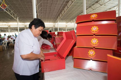 ภาพ No.212286:วันพุธที่ 19 มีนาคม พ.ศ. 2568 การบรรจุไทยธรรมลงกล่องสำเร็จ 43,500 กล่อง เพื่อถวายแด่พระสังฆาธิการ 40,000 กว่าวัดทั่วไทย ในวันคุ้มครองโลก 22 เมษายน พ.ศ. 2568 ณ บ้านแก้วเรือนทองคุณยายฯ วัดพระธรรมกาย