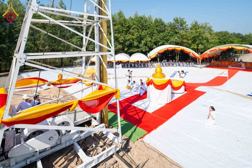 ภาพ No.285799:วันพุธที่ 10 ธันวาคม พ.ศ.2568  พิธีตอกเสาเข็มมงคลต้นสุดท้าย รองรับองค์พระเจดีย์เพื่อสร้างสันติภาพโลก ณ ศูนย์ปฏิบัติธรรมและศูนย์อบรมเยาวชน ชัยนาท