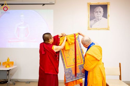 ภาพ No.222491:วันที่ 21 เมษายน พ.ศ. 2568 หลวงพ่อทัตตชีโวต้อนรับคณะสงฆ์จีน ณ อาคาร 100 ปี คุณยายมหารัตนอุบาสิกาจันทร์ ขนนกยูง วัดพระธรรมกาย