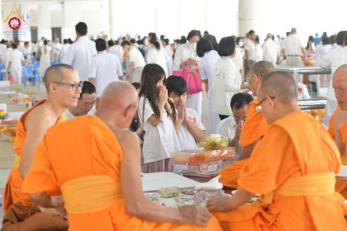 ภาพ No.198035:พิธีถวายภัตตาหารแด่พระภิกษุ สามเณร  บูชาธรรมคุณยายอาจารย์มหารัตนอุบาสิกาจันทร์ ขนนกยูง เนื่องในวาระวันคล้ายวันเกิดครบ 116 ปี วันอาทิตย์ที่ 19 มกราคม พ.ศ. 2568 ณ หอฉันคุณยายอาจารย์ฯ วัดพระธรรมกาย