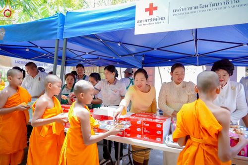 ภาพ No.218157:วันอาทิตย์ที่ 6 เมษายน พ.ศ. 2568 ว่าที่ร้อยตรี ตระกูล โทธรรม ผู้ว่าราชการจังหวัดนราธิวาส เหล่ากาชาดจังหวัดนราธิวาส และเจ้าหน้าที่ข้าราชการทุกภาคส่วน ร่วมถวายภัตตาหารแด่คณะสงฆ์และสามเณรภาคฤดูร้อน ณ ที่พักสงฆ์บ้านร่มเย็น ศูนย์อบรมเยาวชนเมืองนราธิวาส